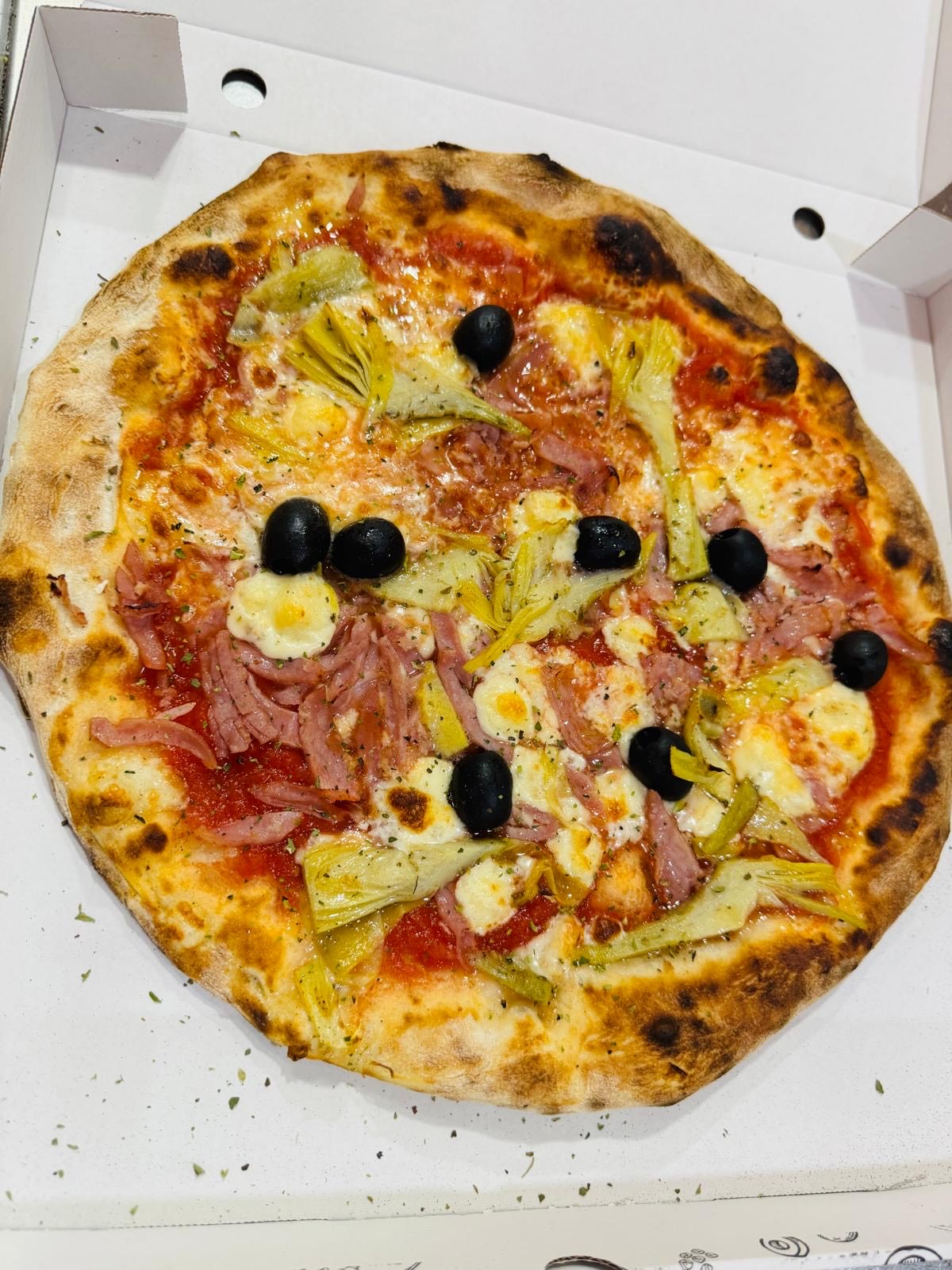 Pizza artesanal con alcachofas